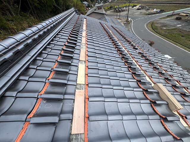 パネルを固定するレールを設置する準備